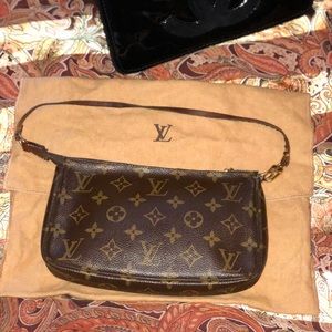 Louis Vuitton authentic pochette clutch